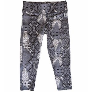 Victorias Secret Sz M Grey White Ikat Crop Capri Leggings